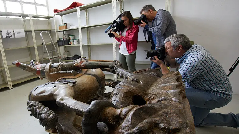 La talla del 'San Jorge de Estella' tras ser restaurada por los profesionales de restauración y patrimonio del Gobierno de Navarra. IÑIGO ALZUGARAY