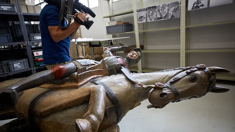 La talla del 'San Jorge de Estella' tras ser restaurada por los profesionales de restauración y patrimonio del Gobierno de Navarra. IÑIGO ALZUGARAY