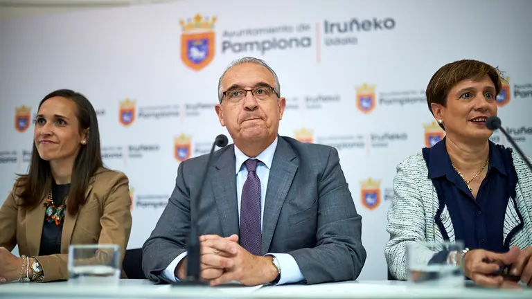 El alcalde de Pamplona, Enrique Maya, presenta la estructura de la nueva organización del Ayuntamiento de Pamplona. MIGUEL OSÉS