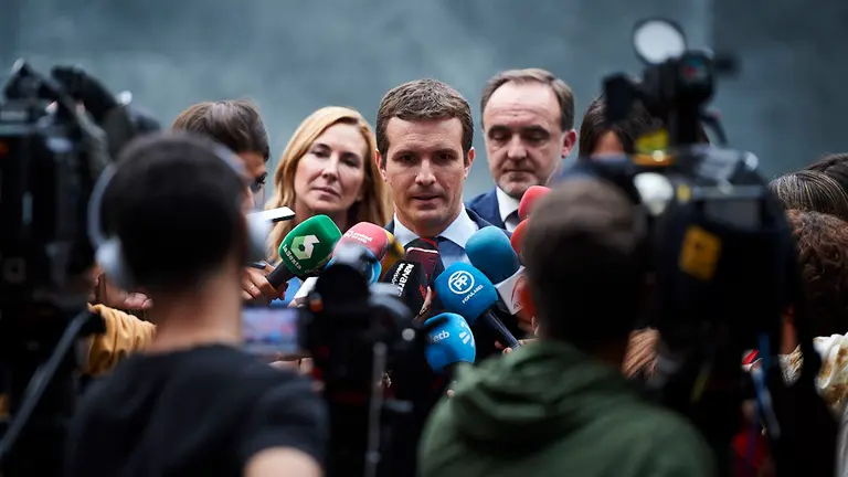 Pablo Casado visita el Parlamento Navarro para reunirse con Javier Esparza. MIGUEL OSÉS