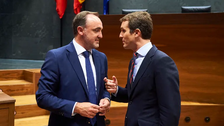 Pablo Casado visita el Parlamento Navarro para reunirse con Javier Esparza. MIGUEL OSÉS