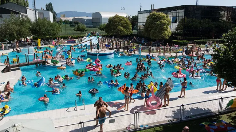 Gran ambiente festivo en las piscinas del club Oberena de Pamplona. Web Oberena.