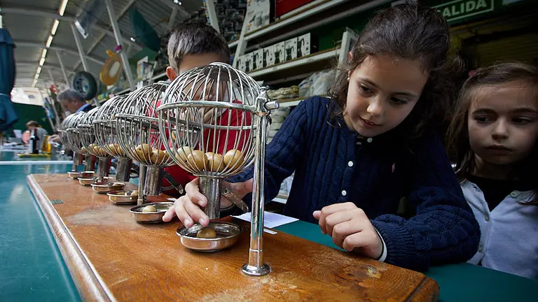 Sorteo en la tómbola de Caritas en Pamplona. IÑIGO ALZUGARAY