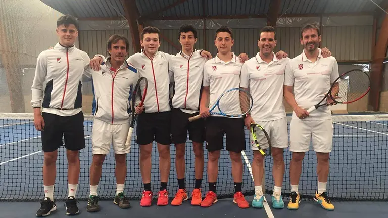 Eduardo Sanz, segundo por la izquierda, junto al equipo campeón de Navarra en Oberena
