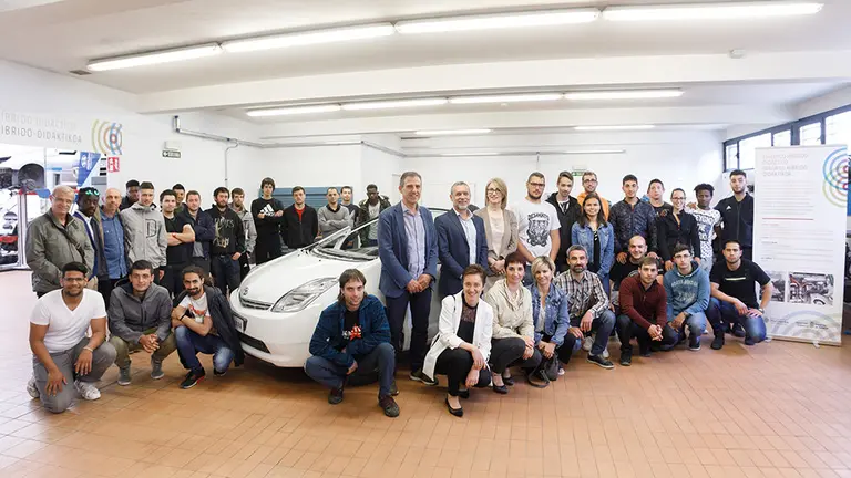PResentación proyecto coche híbrido Iturrondo_foto grupo (1)