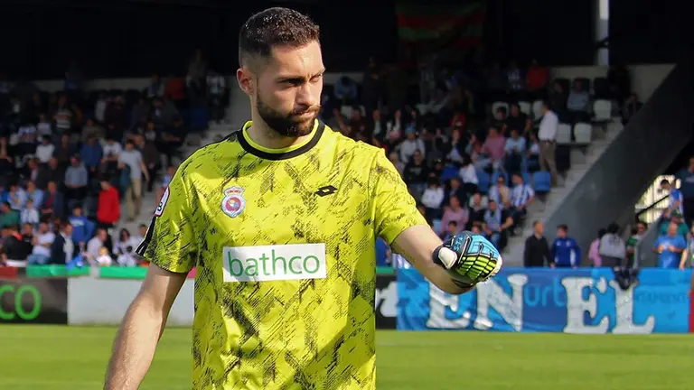 El portero francés Álex Ruiz con la camiseta de la Gimnástica de Torrelavega. Facebook Gimnástica.