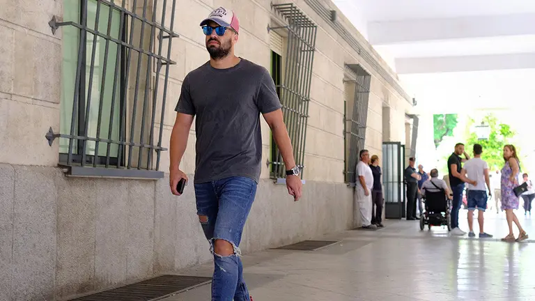 El miembro de &#34;la Manada, el ex Guardia Civil Antonio Manuel Guerrero, ha cumplido una vez más con la obligación de presentarse en el juzgado de guardia de Sevilla, uno de los requisitos impuestos por la Audiencia de Navarra para su libertad bajo fianza, algo que coincide hoy con la vista que celebra este viernes el Supremo para ver los recursos de casación. EFE/Pepo Herrera