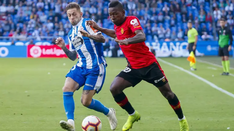 Pervis Estupiñán con la camiseta del Real Mallorca ante el Deportivo en Riazor. @PervisEstupinan.