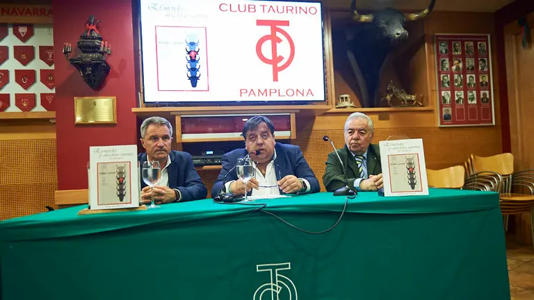 Presentación del libro 'Efemérides y anécdotas taurinas de Navarra', de Koldo Larrea. MIGUEL OSÉS