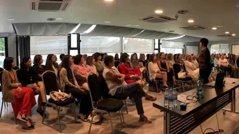 Imagen de la charla de AMEDNA en Pamplona. CEDIDA