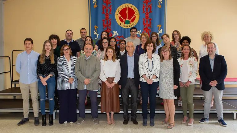 Estudiantes y profesores posan en la UPNA en la clausura de este curso impulsado por la ONCE. CEDIDA