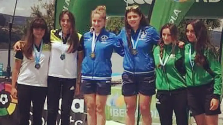Las dos campeonas navarras en el podium en Ribadavia. @clubnatacion.