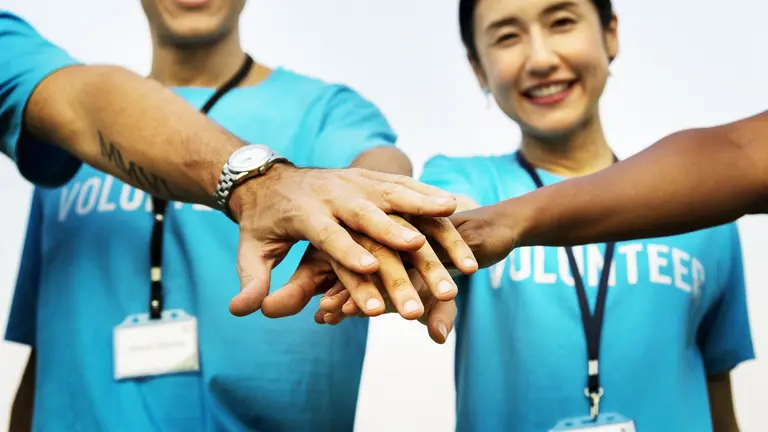 Dos voluntarios internacionalesdurante una acción social ARCHIVO