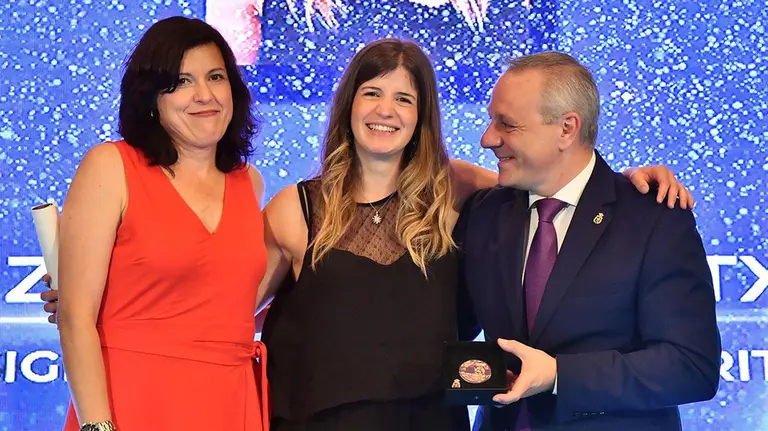 Maite Zugarrondo, en el centro, al recibir el homenaje de la RFEBM. Foto J.L. Recio RFEBM.