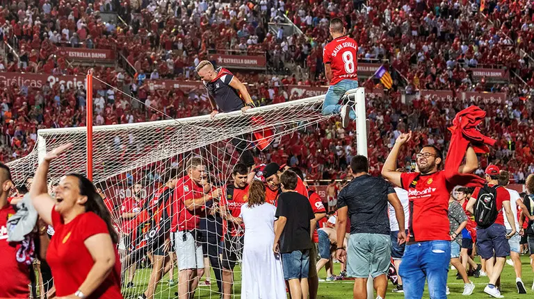 Aficionados del Mallorca celebran el ascenso de su equipo a LaLiga Santander, tras el partido ante el Deportivo disputado esta noche en el estadio de Son Moix, en Palma de Mallorca. EFE/Cati Cladera.