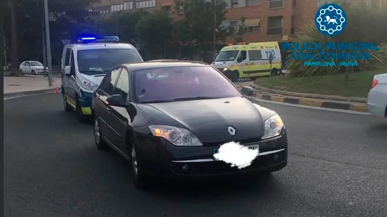 El coche que ha arrollado a un ciclista en la calle Monjardín de Pamplona. POLICÍA MUNICIPAL DE PAMPLONA