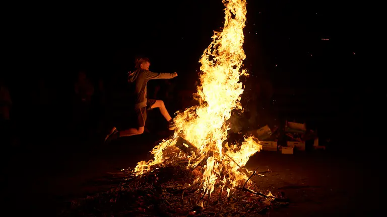 La noche de las hogueras de San Juan en la localidad navarra de Burguete. MIGUEL OSÉS