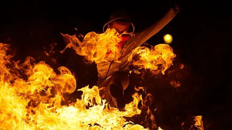 La noche de las hogueras de San Juan en la localidad navarra de Burguete. MIGUEL OSÉS
