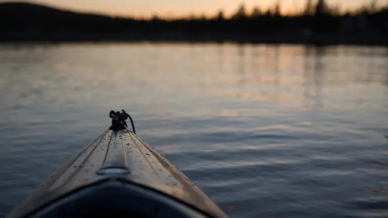Uan canoa en un lago durante el verano ARCHIVO