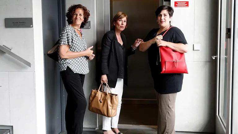 GRAFCAV5666., 24/06/2019.- El PSN ha iniciado este lunes en la sede del Parlamento Foral las negociaciones con Geroa Bai, Podemos e Izquierda-Ezkerra con el objetivo de lograr un acuerdo de gobierno para esta legislatura. Por ello los socialistas, para investir a su candidata, María Chivite, necesitarían la abstención de EH Bildu (7 parlamentarios) para formar un gobierno alternativo al de Navarra Suma (UPN, Ciudadanos y PP), que tiene 20 representantes. En la imagen Uxue Barkos (c), María Solana (d) e Itziar Gómez al término de la reunión. EFE/ Villar López