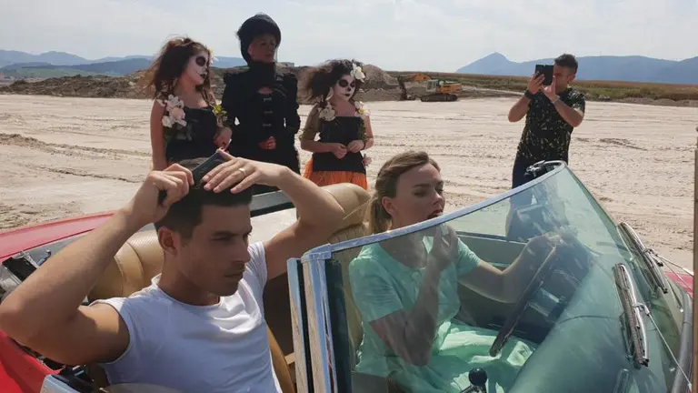 escena del coche de KISS ME MALIBU