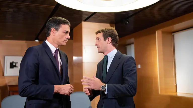 Pedro Sánchez y Pablo Casado, durante su encuentro este lunes para dialogar sobre la posible investidura del socialista. EUROPA PRESS