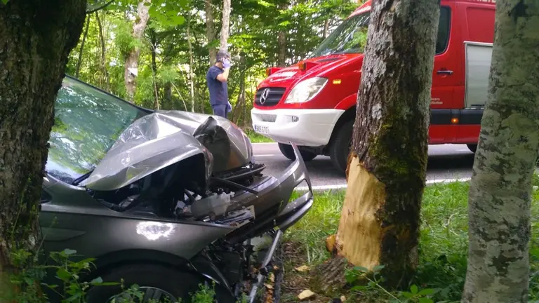 Un hombre ha resultado herido grave en una salida de vía y choque frontal en la NA135 entre Roncesvalles y Burguete. BOMBEROS