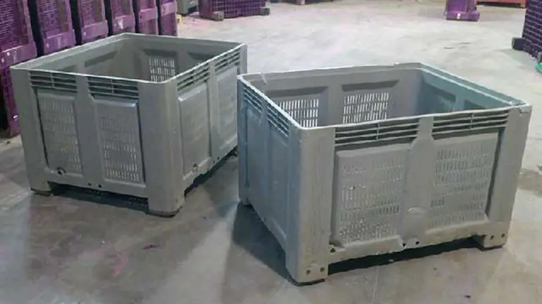 Imagen de varios palots o cajas de plástico para uso industrial Foto TWITTER