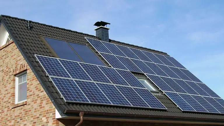 Una vivienda particular con varias placas solares en su tejado ARCHIVO