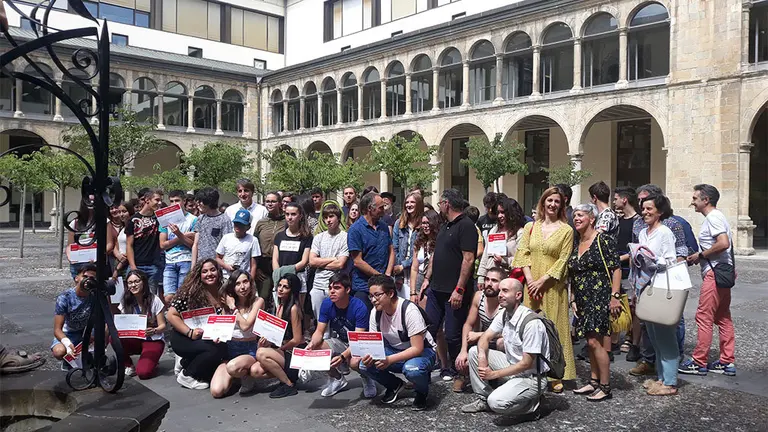Foto de grupo de alumnado que ha recibido el diploma LaborESO. CEDIDA