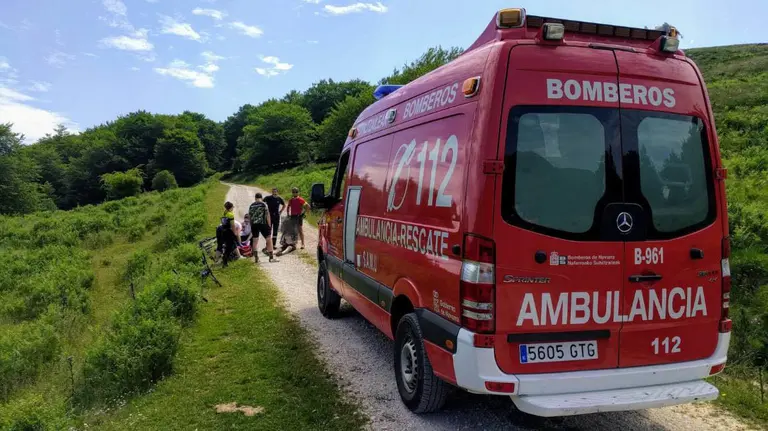 Bomberos atienden a un ciclista con la clavícula rota por una caída. BOMBEROS