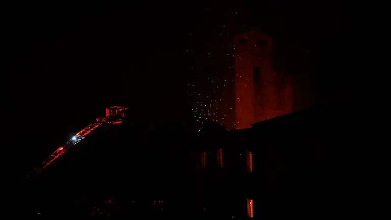 Los bomberos sofocan un incendio en una fabrica de Huarte. MIGUEL OSÉS