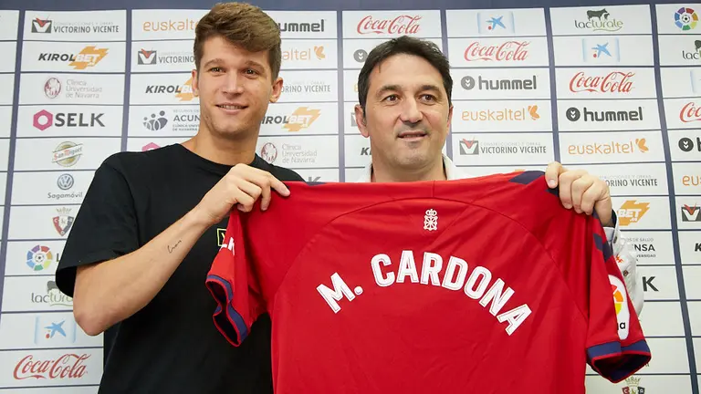 El director deportivo de Osasuna, Braulio Vázquez, presenta al delantero catalán Marc Cardona como nuevo jugador rojillo. IÑIGO ALZUGARAY