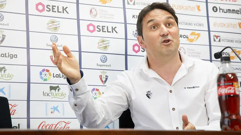 El director deportivo de Osasuna, Braulio Vázquez, presenta al delantero catalán Marc Cardona como nuevo jugador rojillo. IÑIGO ALZUGARAY