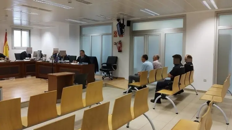 Juicio contra un acusado de matar con 68 puñaladas a la hija de su vecina molesto por los ruidos de la madre. EUROPA PRESS