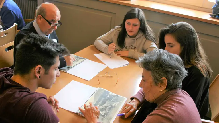 Ancianos y jóvenes durante una de las acitividades  del proyecto &#39;Experiencia para la promoción de la convivencia intergeneracional&#39;. CEDIDA