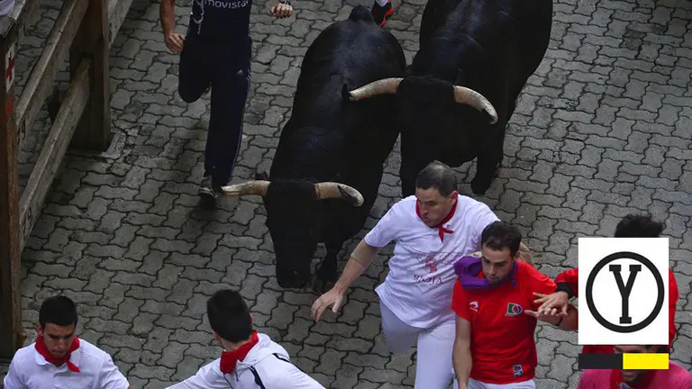 Sexto encierro de San Fermín 2018 con toros de Victoriano del Río en la curva de Mercaderes con Estafeta REUTERS Vincent West