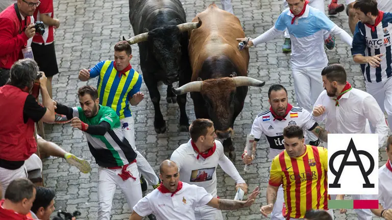 Octavo encierro de San Fermín 2018 con toros de Miura en la bajada al callejón IÑIGO ALZUGARAY