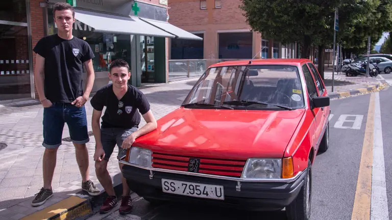 Reportaje de dos navarros que va a hacer una ruta de miles de kil&oacute;metros en un viejo Peugeot 205. NOEM&Iacute; VERA  