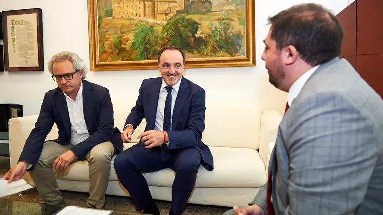 El presidente del Parlamento Foral, Unai Hualde, se reune con Navarra Suma en su ronda de contactos para la eleccion del presidente de la comunidad. MIGUEL OSÉS