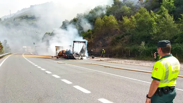 Camión ardiendo en las inmediaciones del túnel de Almandoz. GUARDIA CIVIL