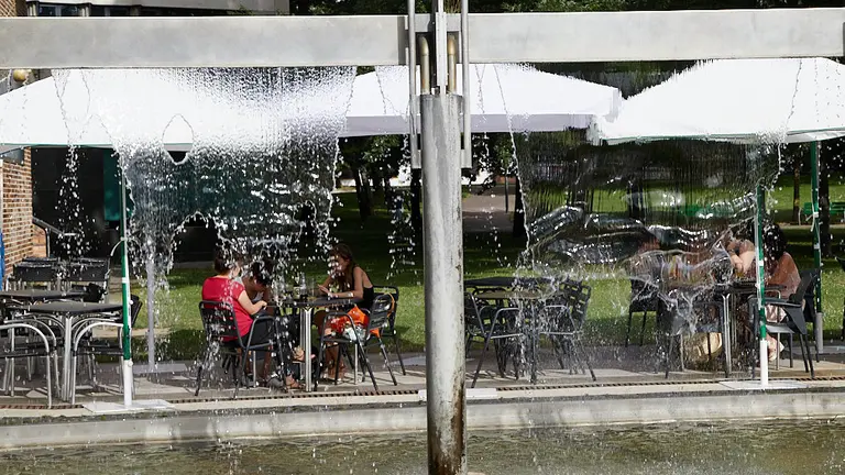 Una terraza en el parque de Yamaguchi durante la primera ola de calor del verano en Pamplona. IÑIGO ALZUGARAY