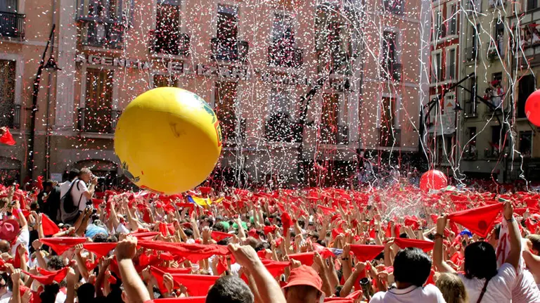 Chupinazo de San Fermín en la Plaza del Ayuntamiento