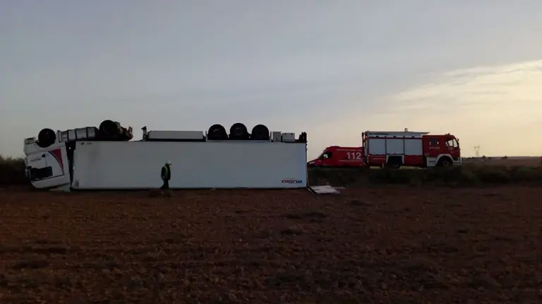 Imagen del camión que ha volcado en una salida de vía en la carretera NA-125 en Tudela BOMBEROS DE NAVARRA