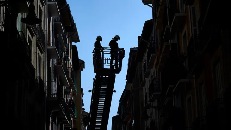 La policia municipal corta la calle San Antón para que los bomberos retiren una cornisa con peligro de desprendimiento. MIGUEL OSÉS