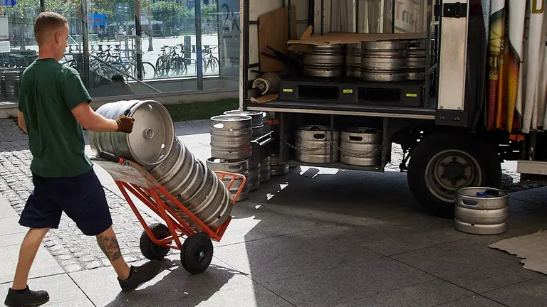 Reparto de bebidas por el Casco Viejo de Pamplona. IÑIGO ALZUGARAY