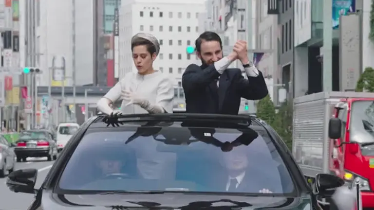 Fotograma de la película Los Japón, grabada en parte en las instalaciones de Volkswagen en Landaben Foto WARNER BROS