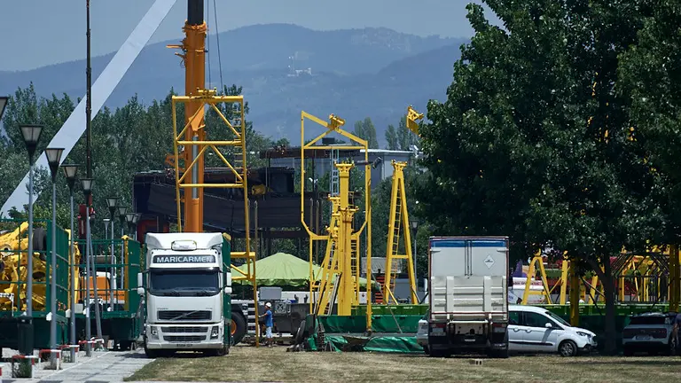 Comienzo del montaje de las barracas para los sanfermines de 2019. MIGUEL OSÉS