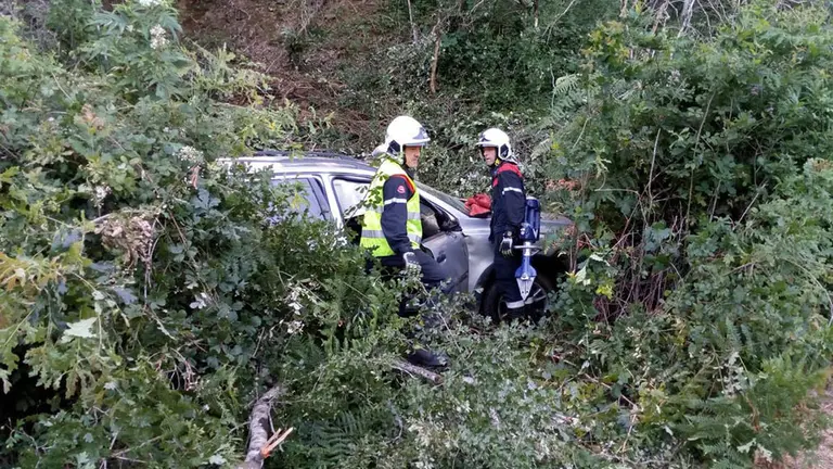 Varios bomberos trabajan en el lugar donde ha ocurrido el accidente en Igantzi. BOMBEROS DE NAVARRA