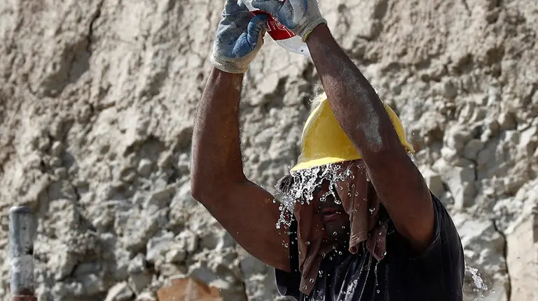 GRAFCAV5843. PAMPLONA (NAVARRA), 28/06/2019.- Un operario se refresca echándose agua por encima en una jornada donde las altas temperaturas que se registran en la comunidad foral, en Pamplona se superan los 42º, es la nota característica de los últimos días. La sensación térmica es superior, agravada por el bochorno y el recalentamiento acumulado por los días previos de máximas extremas y noches tropicales. La Agencia Estatal de Meteorología, mantiene la alerta roja en la zona centro de Navarra entre las 13:00 y las 20:00 horas. EFE/ Jesús Diges